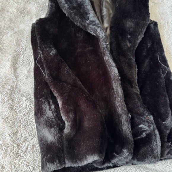 Black Faux Fur Vest Womens Luxe Glam Sleeveless Jacket Soft Plush Chic Layering - Picture 4 of 7